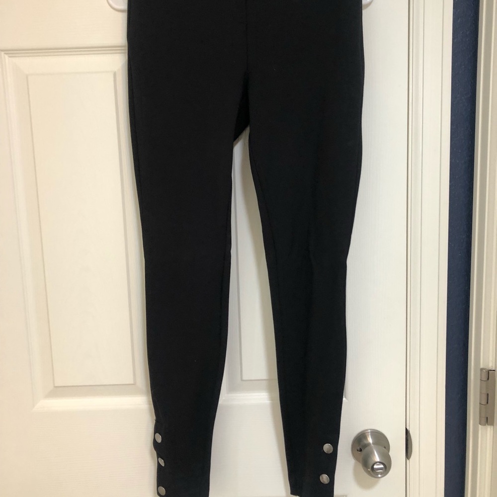Loft legging with three button detail